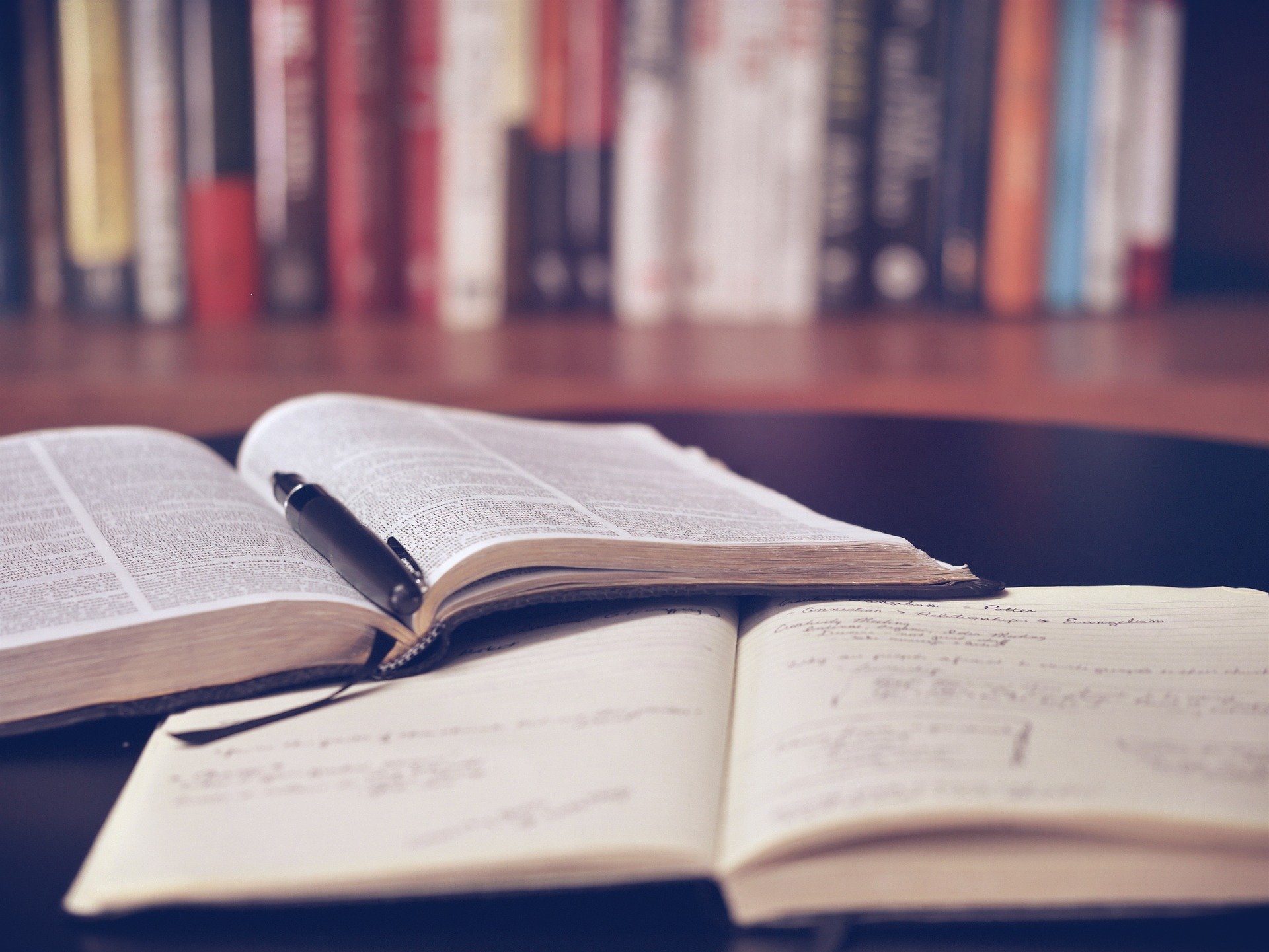 Livre et carnet ouverts pour l'étude